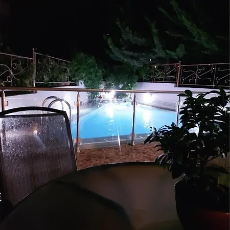 Violet με πισίνα *