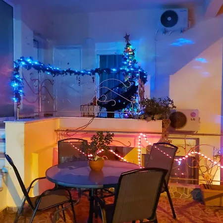 Violet με πισίνα * וולוס