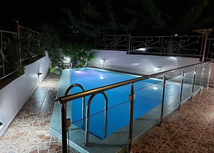 Violet με πισίνα