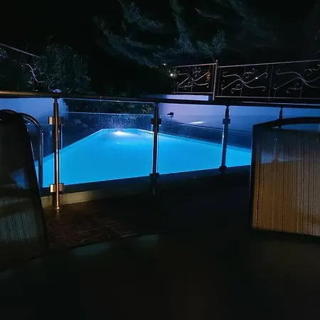 Violet με πισίνα Apartment
