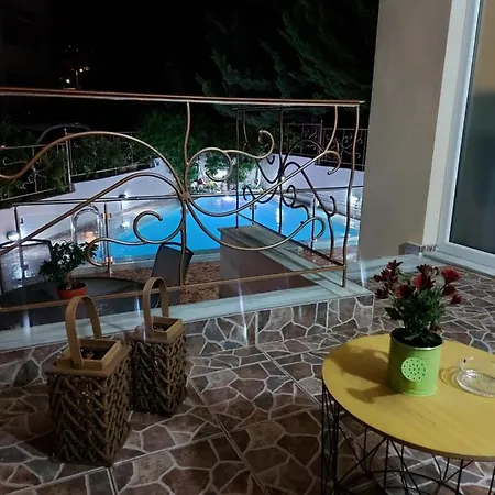 Апартаменты Violet με πισίνα