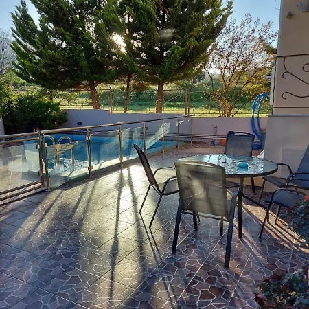 Violet με πισίνα Волос