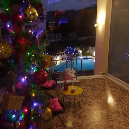 Апартаменты Violet με πισίνα