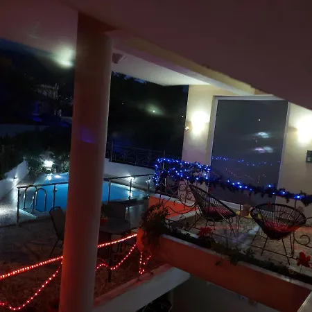 Violet με πισίνα * Волос