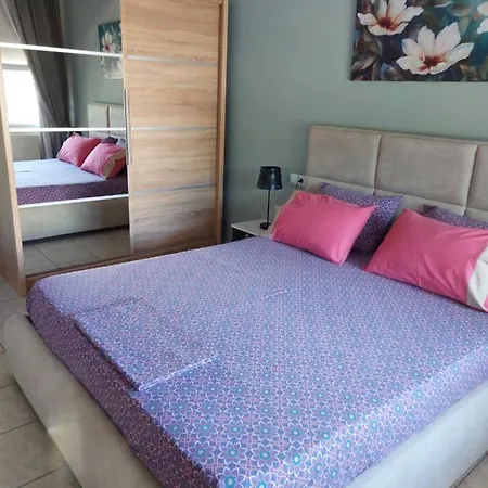 Violet με πισίνα Волос